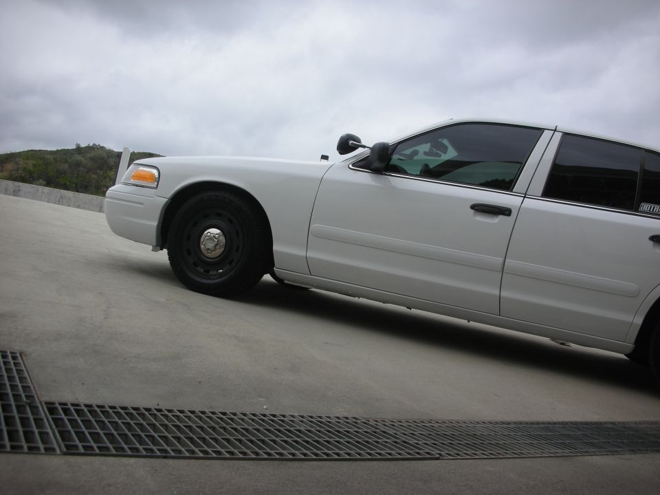 White 2004 Ford Crown Victoria 3q-front view