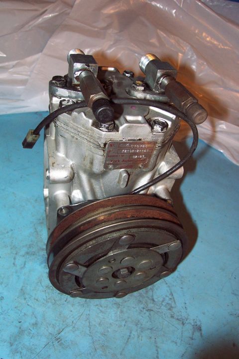 1996 Ford Bronco - Overhead Front Left. The supposedly smaller 6" pulley, which means better engine to compressor RPM ratio. (8/26/2003)