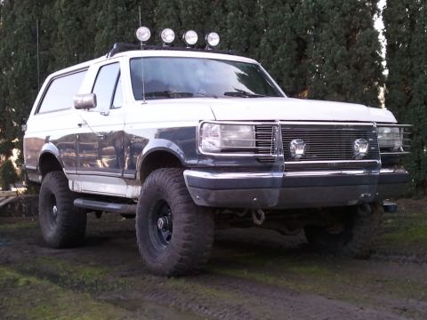 1989 Ford Bronco - This lifted 1989 Ford Bronco features a two-tone paint scheme and auxiliary lighting on the roof.