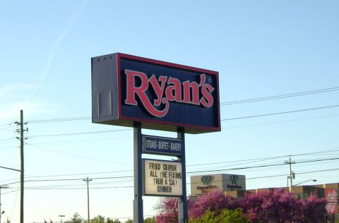 2007 Ford Mustang - A sign for Ryan's restaurant advertises its buffet and dinner specials under a clear blue sky.