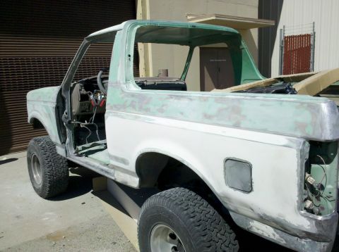 1995 Ford Bronco - This Ford Bronco is undergoing bodywork, with primer applied and some parts removed.