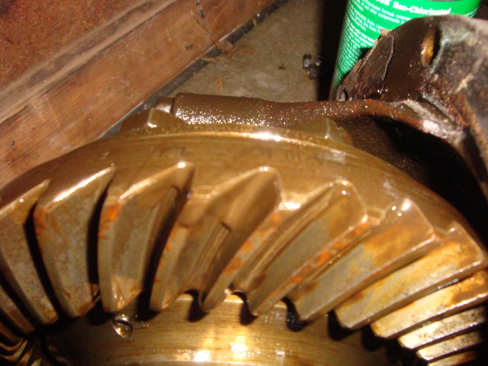 Very slight damage on the edges of the gears