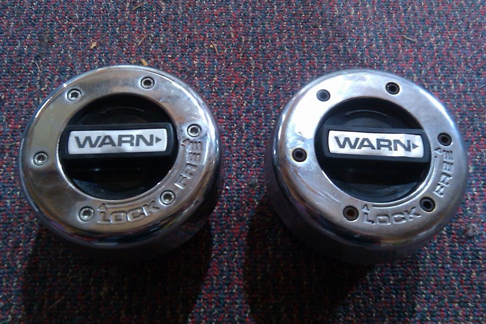 Pair of Warn manual locking hubs with 'LOCK' and 'FREE' indicators