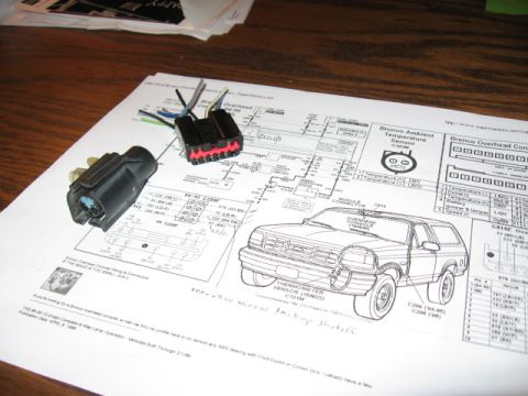 1995 Ford Bronco - Printed wiring diagram for a Bronco overhead console and ambient temperature sensor with connector pinouts and wire colors.