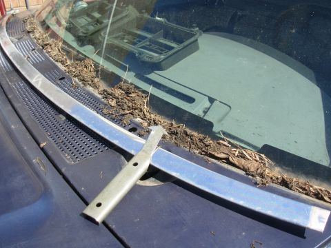 1995 Ford F-150 - The windshield side & lower trim were packed with leaves. While it was off, I removed the wiper valance & emptied the cowl. It was packed,…