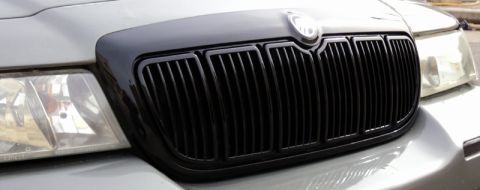 2001 Mercury Grand Marquis - Close-up of the front grille and headlight assembly of a 2001 Mercury Grand Marquis.