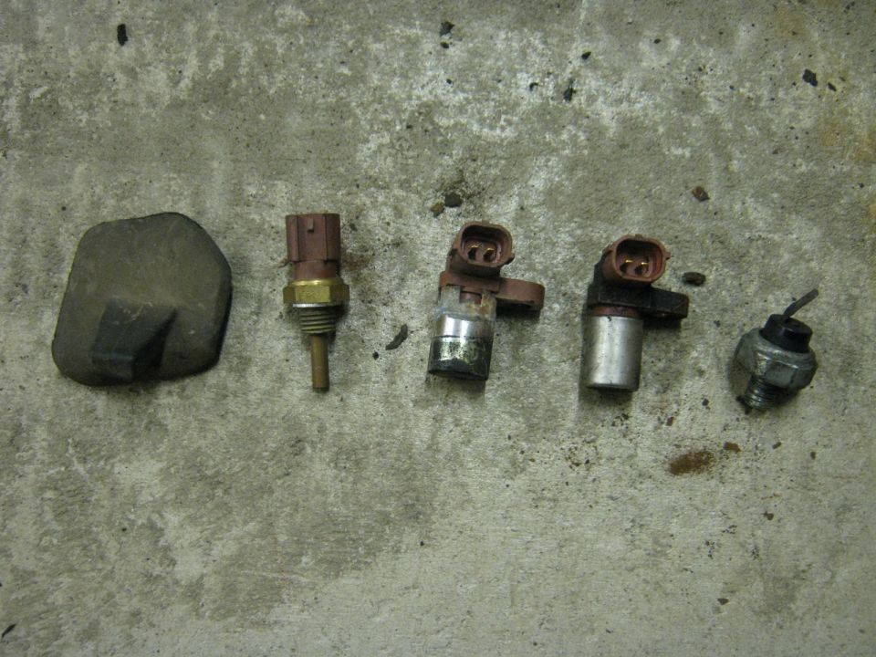 Cam/crank/temp/pressure sensors/switches and a AT access hole cover. Why? I dunno.