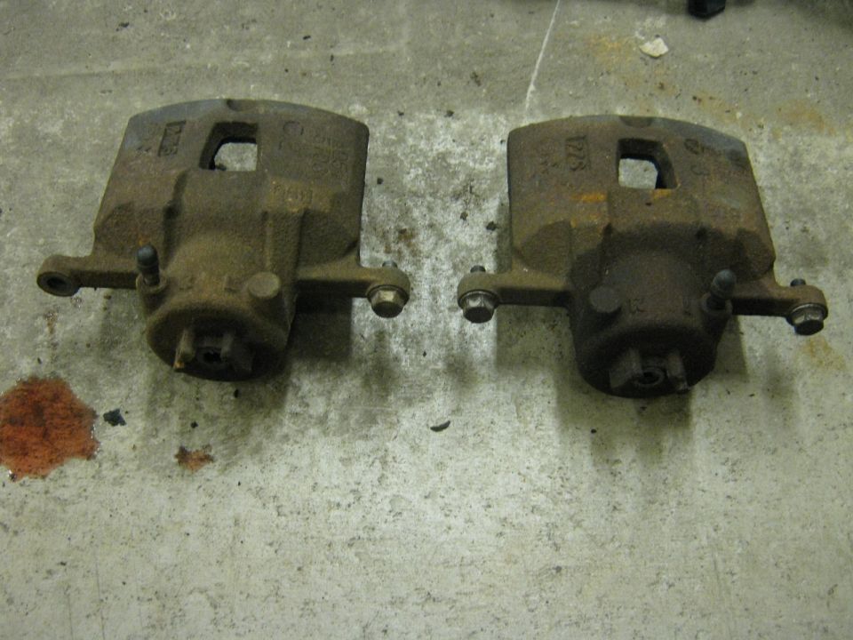 L front calipers. Single piston