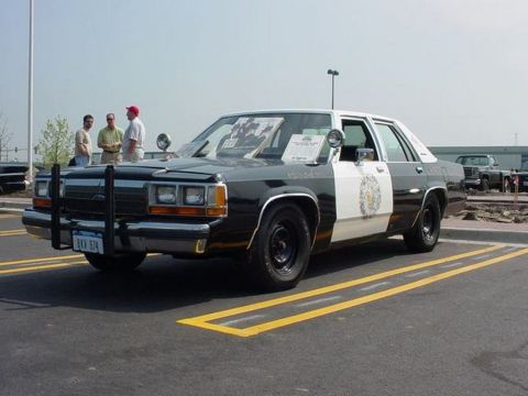 1991 Ford LTD Crown Victoria - This 1991 Ford Crown Victoria police car is parked in a lot with yellow lines.