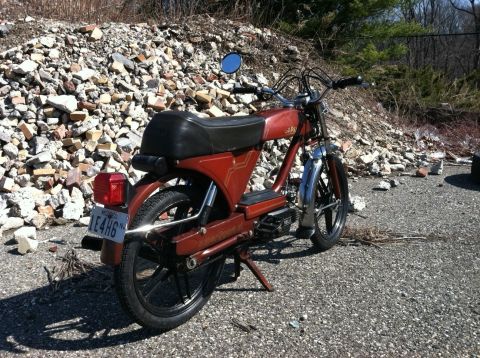 1981 Garelli Rally Sport - Red moped parked on gravel with a pile of rubble behind it.