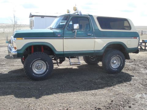 1979 Ford Bronco - This lifted 1979 Ford Bronco features a two-tone paint scheme and large off-road tires.