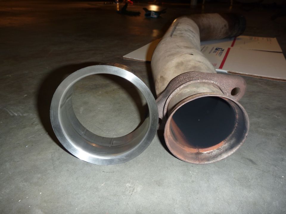 Exhaust pipe with flange and separate metal ring