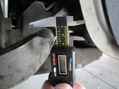 2003 Ford Taurus - A digital caliper is used to measure a component, showing a reading of 26.52 mm.