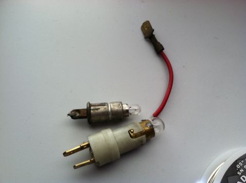 1981 Garelli Rally Sport - Two light bulbs, one with a connector, are shown on a light gray surface.