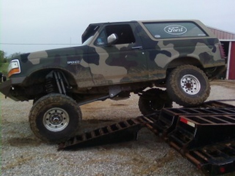 1995 Ford Bronco, camouflage, lifted, 3q-front view, on trailer ramp