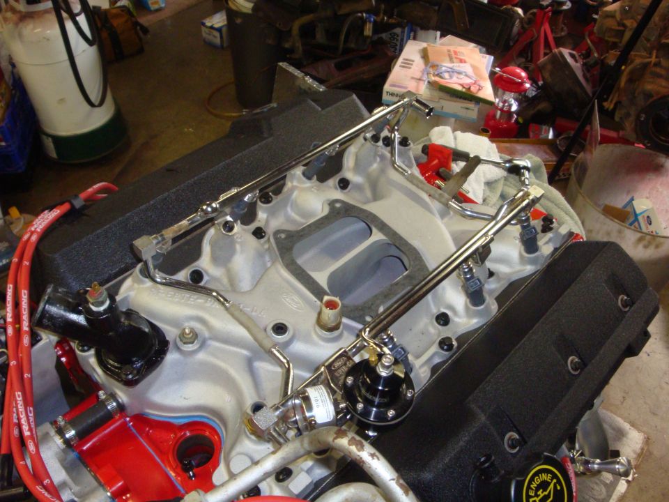 Engine with fuel rails and black valve covers