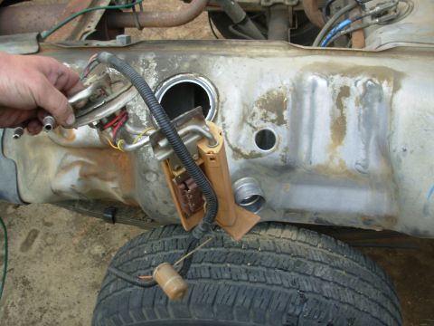 1995 Ford F-150 - The motor spins, and I rebuilt the sender, which now produces a smooth signal. After it's installed, I'll know if it makes pressure. **UPDA…