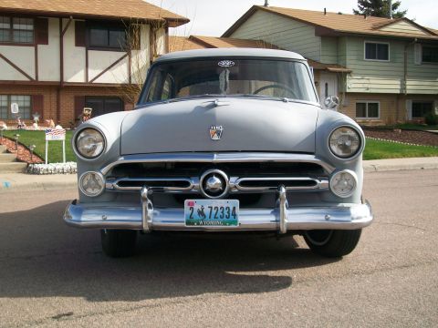 1952 Ford Mainline - Front view of a 1952 Ford Mainline with a Wyoming license plate.