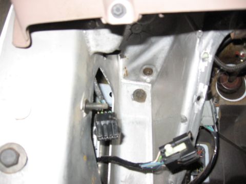 1995 Ford Bronco - just showing the plugs down at the kick panel drivers side.