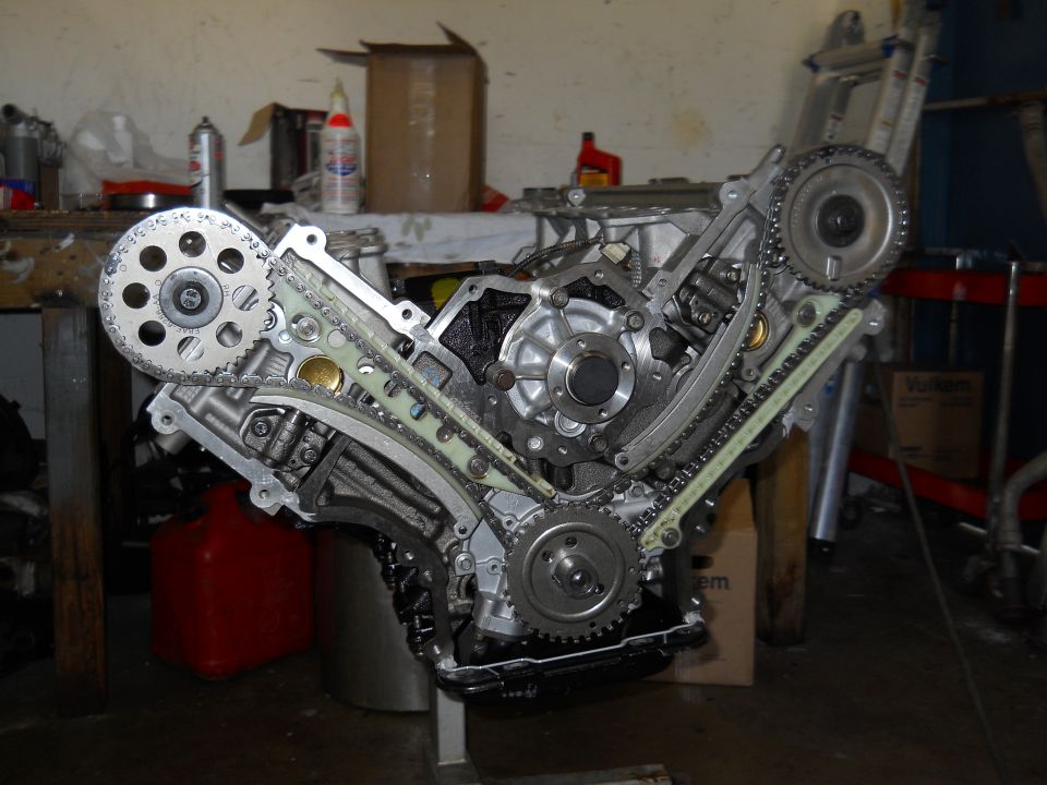 Engine timing chain and gear assembly, V-configuration