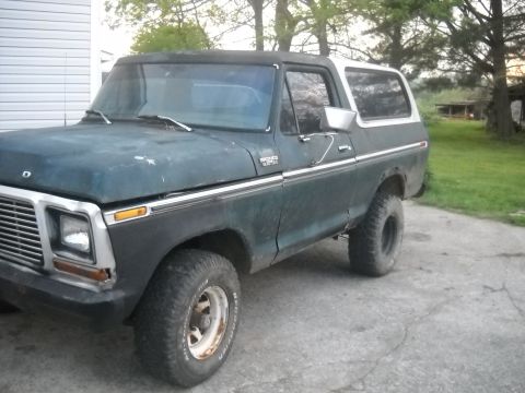 1993 Ford F-150 - This Ford Bronco appears to be from the late 1970s, not a 1993 model.