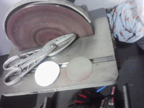 2001 Volkswagen Jetta - Disc sander with shears and discs. The album claims this is a 2001 Volkswagen Jetta.
