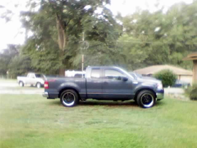 Side view with Hi-Q 3/80RT continius tune antenna system on truck