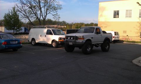 1996 Ford Bronco - Lifted 1996 Ford Bronco parked in a lot with other vehicles.