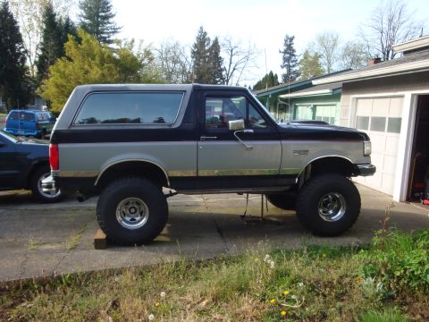 1989 Ford Bronco - This lifted 1989 Ford Bronco features a two-tone paint scheme and appears to be undergoing some work.