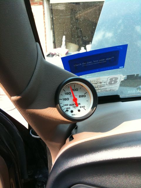 1996 Ford Bronco - A gauge shows the water temperature inside the vehicle's cabin.
