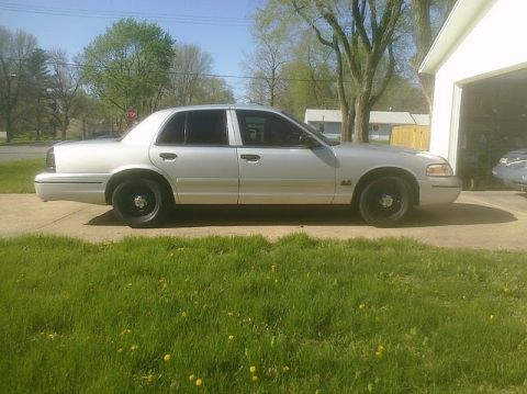 2000 Ford Crown Victoria photo