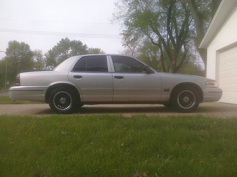 2000 Ford Crown Victoria photo