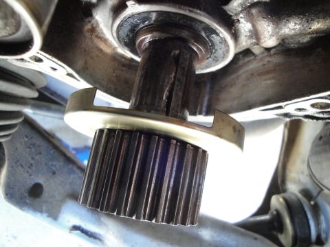1995 Ford Taurus - A close-up view shows a damaged splined shaft connected to a metal gear.
