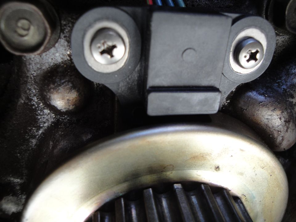 Crankshaft position sensor mounted near a toothed timing gear