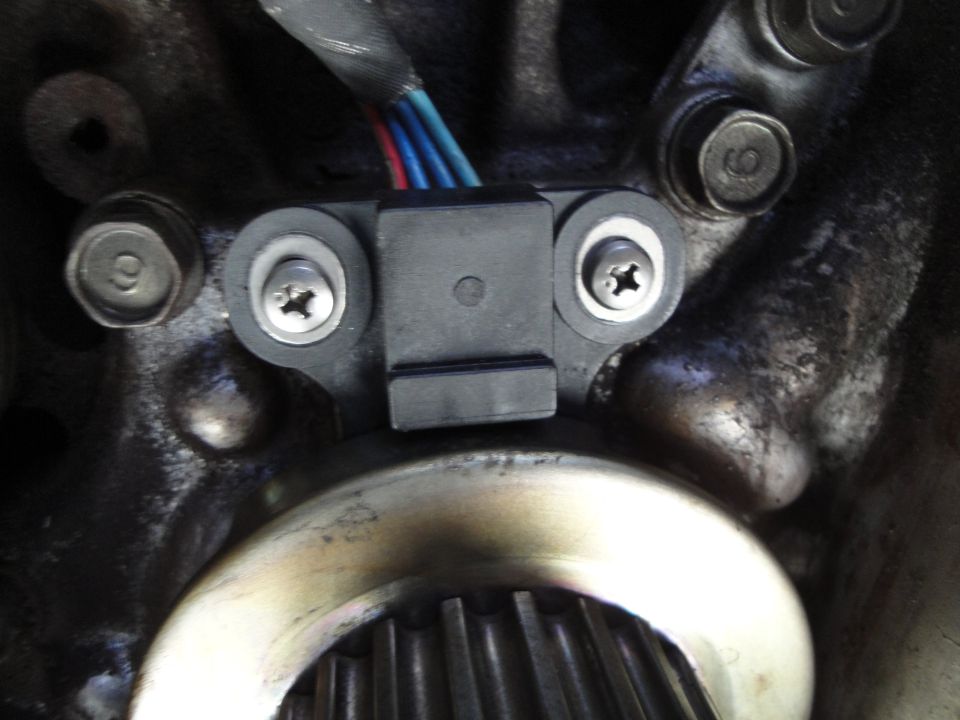 Crankshaft position sensor mounted on engine block near toothed wheel