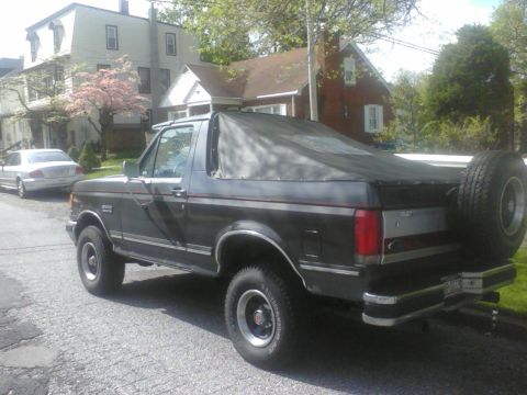 1988 Ford Bronco - This 1988 Ford Bronco features a removable soft top and a spare tire mounted on the rear.