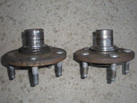1995 Ford Thunderbird - Two front wheel hubs are shown, likely for a vehicle part replacement.