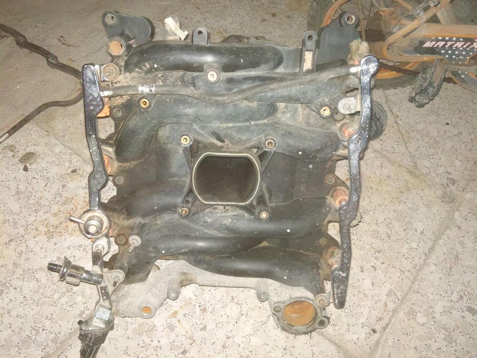 Ford Crown Victoria intake manifold with fuel rail