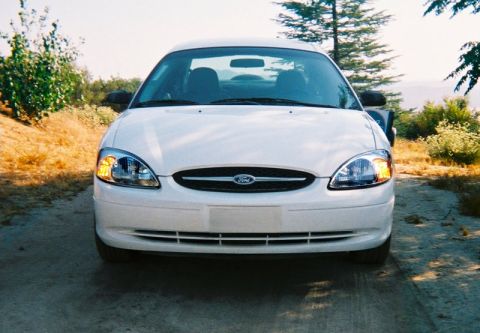 2000 Ford Taurus - Front view of a white 2000 Ford Taurus parked outdoors.