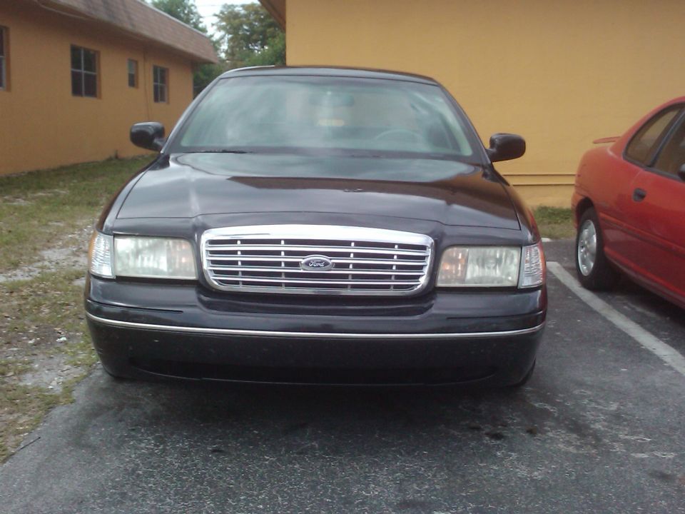 2001 Ford Crown Victoria front view, parked next to a red car