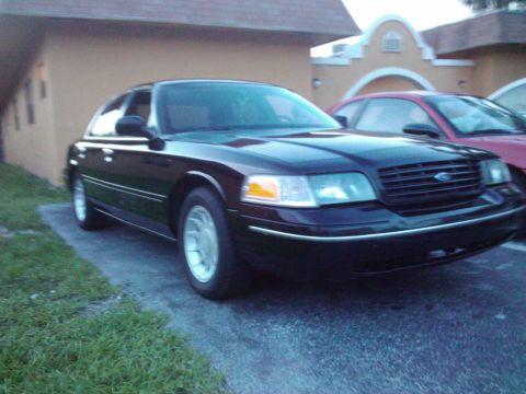 2001 Ford Crown Victoria photo