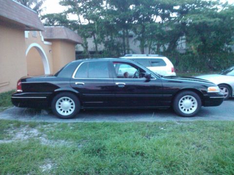 2001 Ford Crown Victoria photo