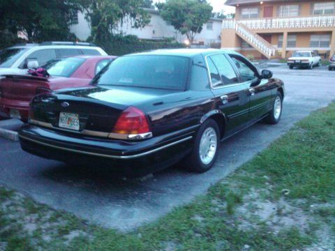 2001 Ford Crown Victoria photo