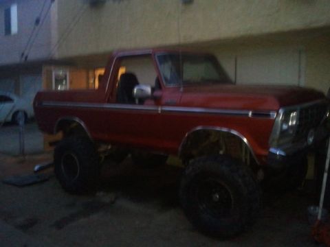 1978 Ford Bronco - This lifted 1978 Ford Bronco is parked in front of a building.