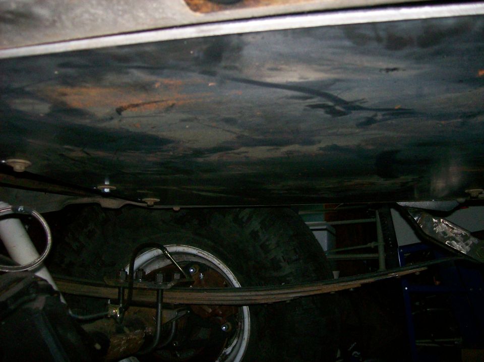 Undercarriage of a vehicle with a leaf spring suspension and a large tire