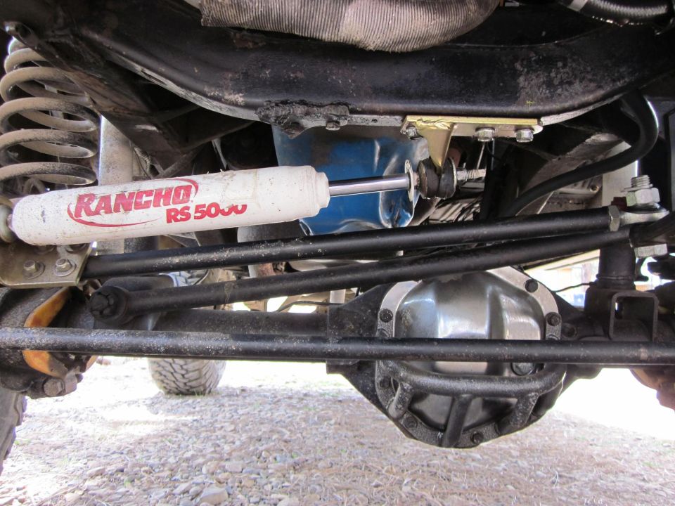 Rancho RS 5000 steering stabilizer mounted above front axle and differential