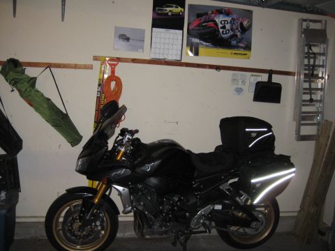 2008 Yamaha FZR1000 - A black 2008 Yamaha FZR1000 motorcycle equipped with saddlebags is parked in a garage.