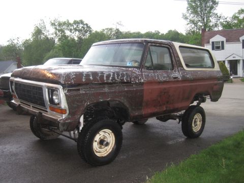1979 Ford Bronco - This lifted Ford Bronco shows significant wear and tear on its exterior paint.