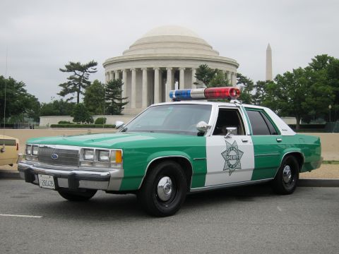 1991 Ford LTD Crown Victoria - green-and-white Ford LTD Crown Victoria sheriff cruiser with roof lightbar parked in front of the Jefferson Memorial.