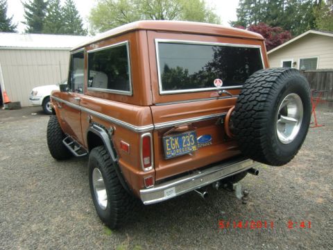 1973 Ford Bronco - Rear view of a brown 1973 Ford Bronco, showing its spare tire and Oregon license plate.